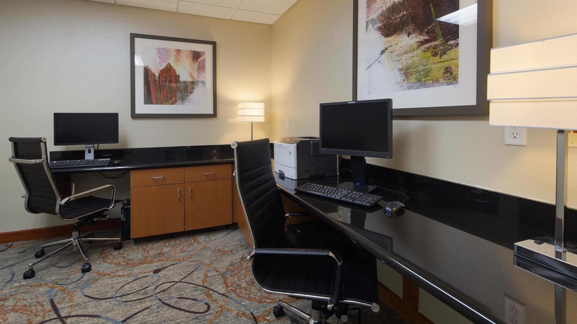 סידר פולס Holiday Inn Express & Suites מראה חיצוני תמונה