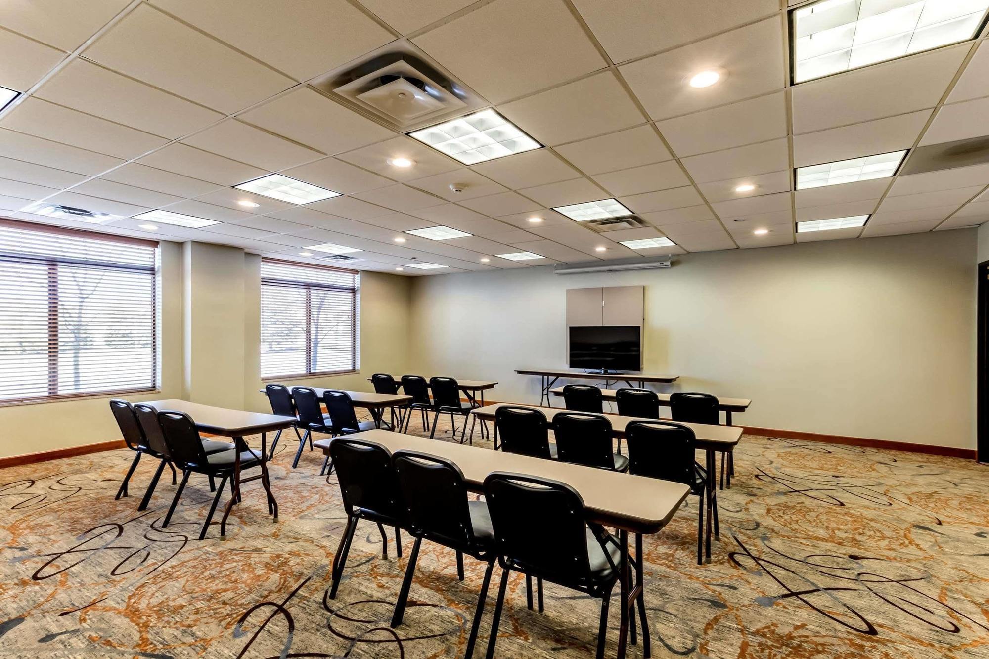 סידר פולס Holiday Inn Express & Suites מראה חיצוני תמונה