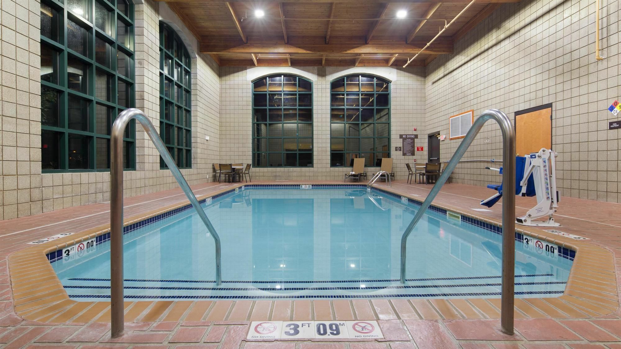 סידר פולס Holiday Inn Express & Suites מראה חיצוני תמונה